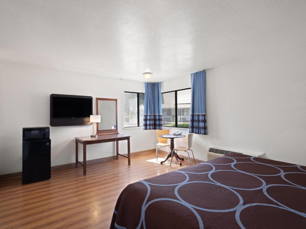 Deluxe King Room - Non-Smoking interior
